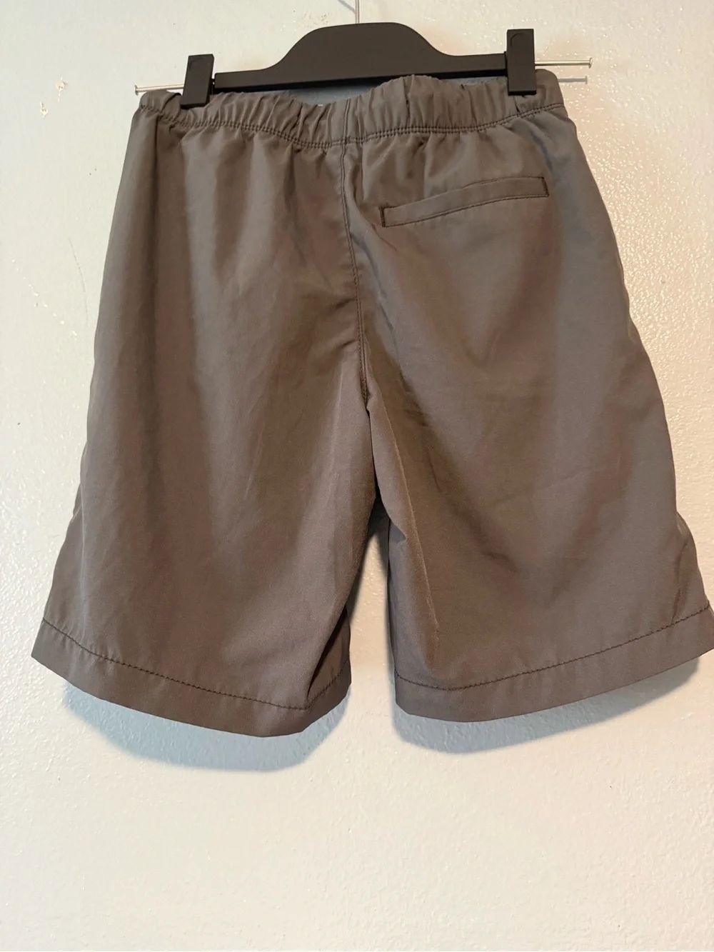 Old Navy boys Athletic Drawstring Shorts - Gray with back packet